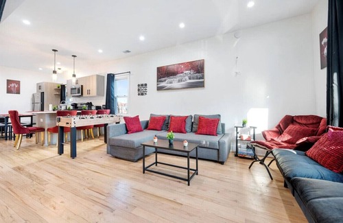 Pilsen Apartamento | Modern 3 BR Apt - 5 Mins to Downtown Sleeps 10