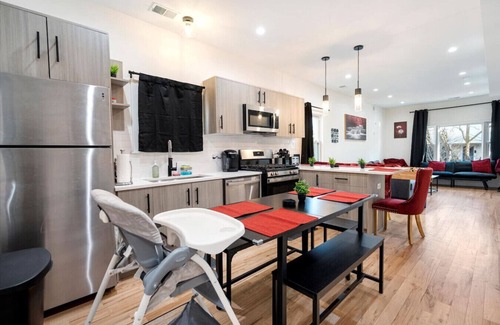 Pilsen Apartamento | Modern 3 BR Apt - 5 Mins to Downtown Sleeps 10