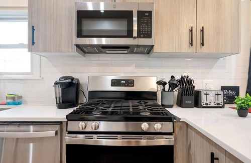 Pilsen Apartamento | Modern 3 BR Apt - 5 Mins to Downtown Sleeps 10