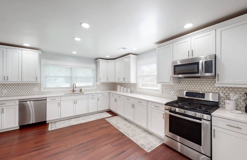 Garden City Casa | Modern 3 BR bungalow sleep 8, family/pet friendly, 15 min from downtown/outlets