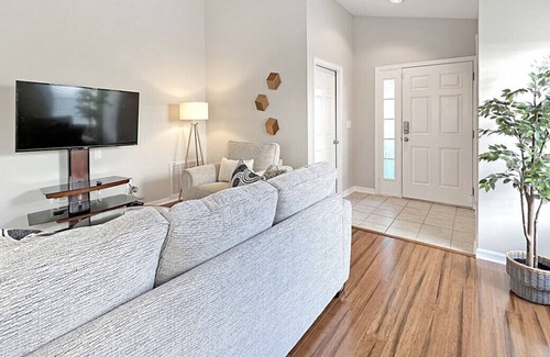 Oak Grove Apartamento | Modern 3 BR Home with Large Garage, Fenced Yard
