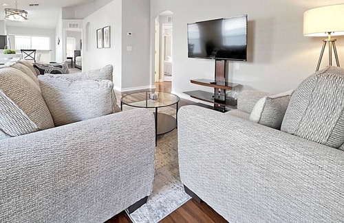Oak Grove Apartamento | Modern 3 BR Home with Large Garage, Fenced Yard