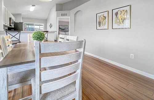 Oak Grove Apartamento | Modern 3 BR Home with Large Garage, Fenced Yard