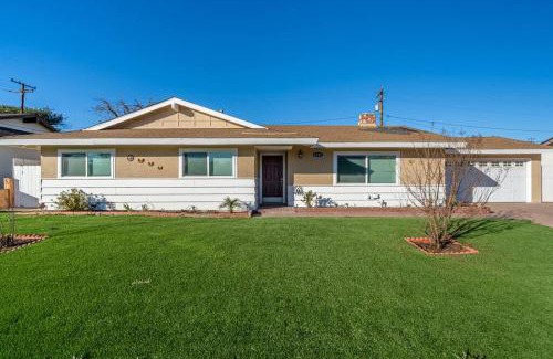 Casa Conejo Casa | Modern 3 King Beds, Beautiful Large Backyard, WFH, Long Stays, Waterfall, WI-FI, FWY, 25 mins to Beach