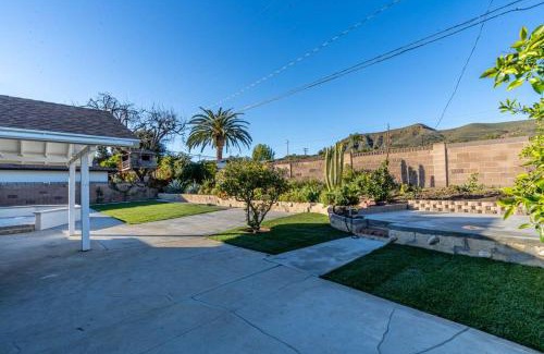 Casa Conejo Casa | Modern 3 King Beds, Beautiful Large Backyard, WFH, Long Stays, Waterfall, WI-FI, FWY, 25 mins to Beach
