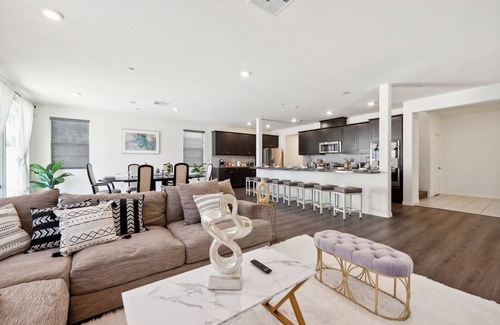 Sun City Casa | Ultra Spacious 3000 Sqft 5-Bedroom House with Gated Yard, Garage