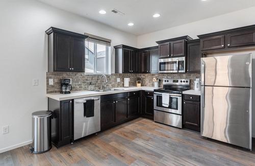 North Image Casa | Modern 3b/2b Retreat near Portland. Must-See!