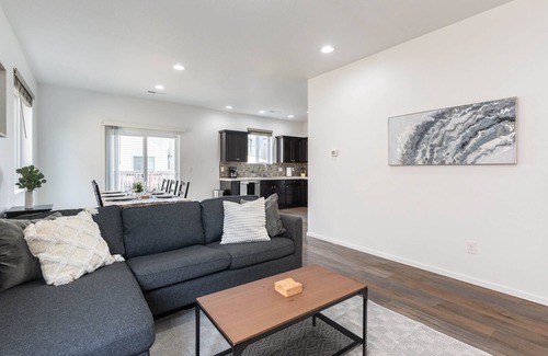North Image Casa | Modern 3b/2b Retreat near Portland. Must-See!