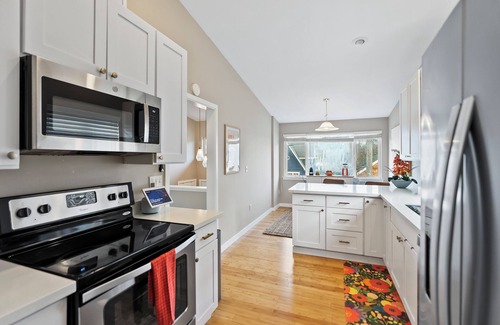 Phinney Ridge Casa | Modern 3BD house in walkable Ballard, family and dog-friendly, A/C, fenced yard