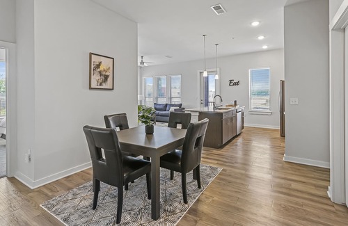Southside Condominio | Modern 3BD w/ King Master Bed Suite & Amenities