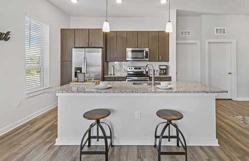 Southside Condominio | Modern 3BD w/ King Master Bed Suite & Amenities