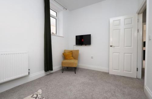 Skewen Apartamento | Modern 3Bed, Wi-Fi, Dining for 6