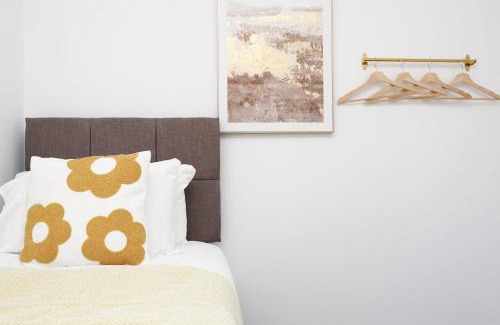 Skewen Apartamento | Modern 3Bed, Wi-Fi, Dining for 6