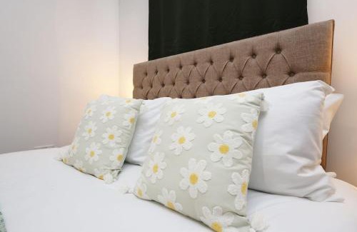 Skewen Apartamento | Modern 3Bed, Wi-Fi, Dining for 6