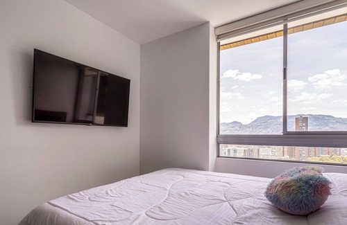 Castropol Apartamento | Modern 3BR/2.5BA APT in El Poblado w/ 600+ Mbps Wifi, A/C, BBQ, Balcony + View