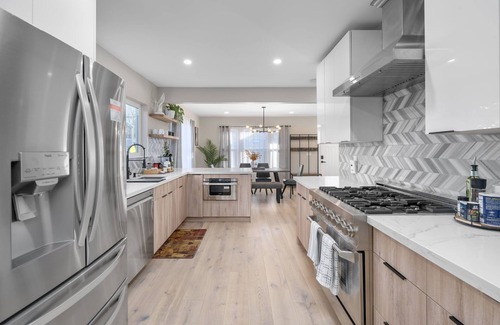 Highland Park Casa | Modern 3BR/2BA - Luxury King Suite.