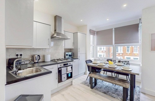 Hillside Apartamento | Modern 3BR APT,25 Min to AELTC Tennis Championship