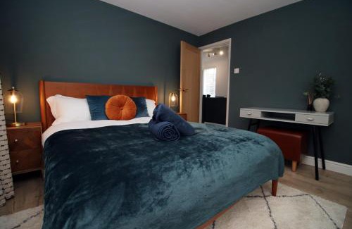 Newton St Loe Casa | Modern 3BR Bath Home, Sleeps 5, Driveway Parking, Families & Contractors
