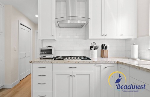 Opal Cliffs Casa | Modern 3BR Beach Retreat w/Hot Tub, Balcony & Steps to 41st