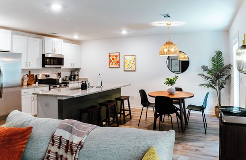 Tuscaloosa Casa | Modern 3BR Cottage- Mins to UA, King Bed, Fire Pit