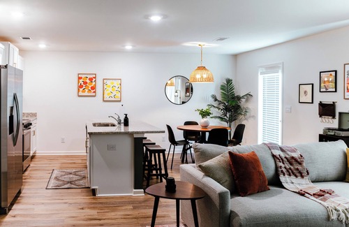Tuscaloosa Casa | Modern 3BR Cottage- Mins to UA, King Bed, Fire Pit