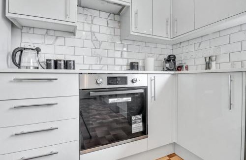 Hainault Casa | Modern 3BR Escape, Work & Relax, Fast Links to London, Free Parking