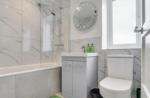 Hainault Casa | Modern 3BR Escape, Work & Relax, Fast Links to London, Free Parking