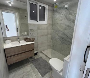 Larnaca Apartamento | Modern 3BR Family Apartment in Quiet Drosia with Balcony
