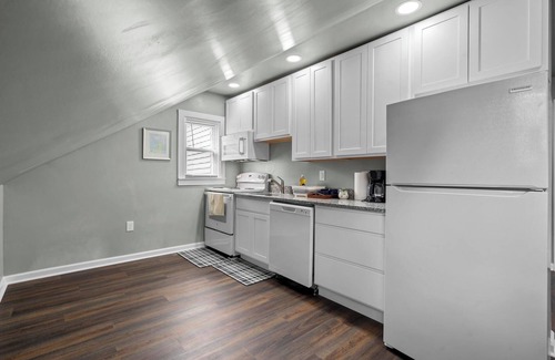 New Britain Apartamento | Escápate a un moderno alojamiento habitaciones WiFi rápido estacionamiento grati