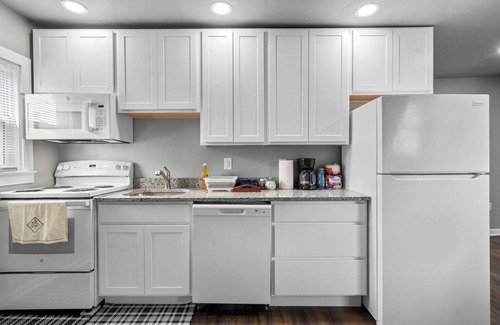 New Britain Apartamento | Escápate a un moderno alojamiento habitaciones WiFi rápido estacionamiento grati