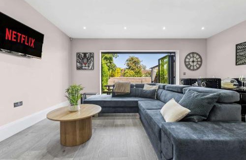 Curdworth Casa | Modern 3BR Home in 24 Breeden Dr Near M6, NEC & Airport Hot Tub, Netflix, Free Parking