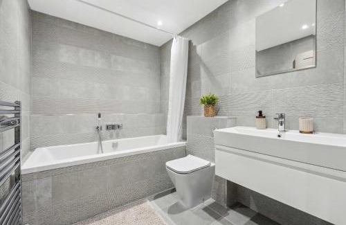 Curdworth Casa | Modern 3BR Home in 24 Breeden Dr Near M6, NEC & Airport Hot Tub, Netflix, Free Parking