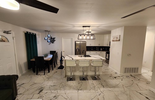 Rosewood Casa | Modern 3BR House near Downton Austin