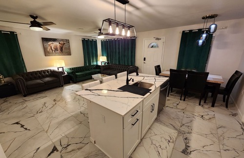 Rosewood Casa | Modern 3BR House near Downton Austin