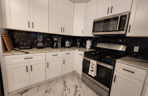 Rosewood Casa | Modern 3BR House near Downton Austin