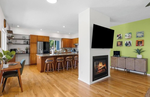 Southeast Boise Casa | Modern 3BR + loft retreat with hot tub, fire pit, and stunning city/mountain views