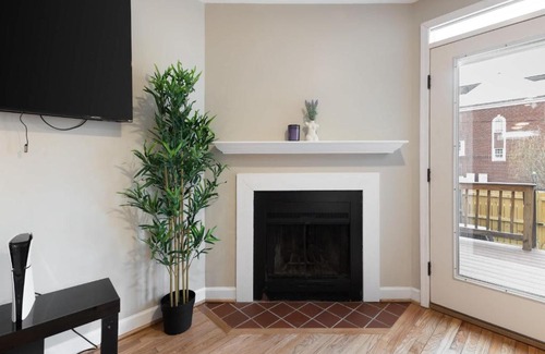 Downtown Baltimore Casa | Modern 3BR Retreat with BBQ & Smart TV