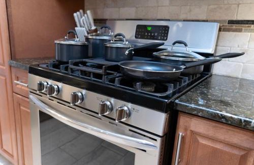 Kearny Apartamento | Modern 3BR Suburb Retreat Near EWR Airport Just 10 Min to Newark & 25 Min to NYC