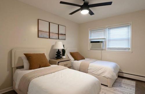 Kearny Apartamento | Modern 3BR Suburb Retreat Near EWR Airport Just 10 Min to Newark & 25 Min to NYC