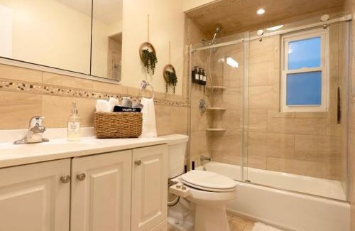 Kearny Apartamento | Modern 3BR Suburb Retreat Near EWR Airport Just 10 Min to Newark & 25 Min to NYC