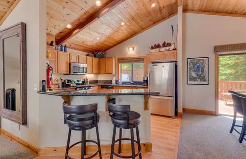 Talmont Cabina | Modern 3BR Tahoe Cabin w/Hot Tub