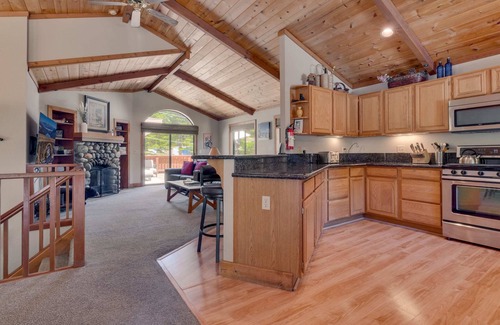 Talmont Cabina | Modern 3BR Tahoe Cabin w/Hot Tub