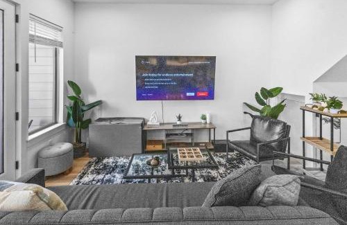 OST - South Union Casa | Modern 3BR Townhome Gated Sleeps 10 Parking