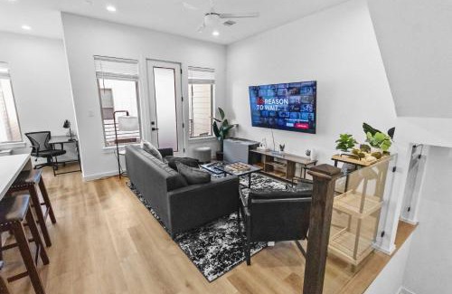 OST - South Union Casa | Modern 3BR Townhome Gated Sleeps 10 Parking