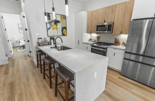 OST - South Union Casa | Modern 3BR Townhome Gated Sleeps 10 Parking