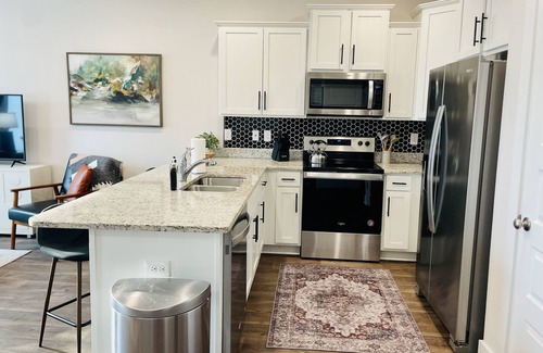 Pine Forest Casa | Modern 3BR Townhome w/Pool | Downtown & Beaches!