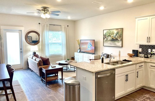Pine Forest Casa | Modern 3BR Townhome w/Pool | Downtown & Beaches!