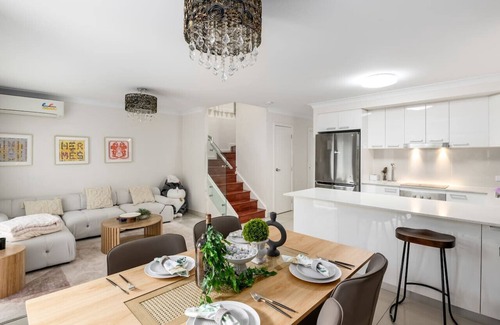 Calamvale Casa | Modern 3BR Townhouse in Calamvale Near Parks&Shops