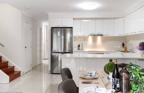 Calamvale Casa | Modern 3BR Townhouse in Calamvale Near Parks&Shops