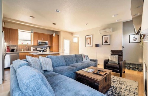 King Casa | Modern 3BR - Walk to Alberta Eats & Coffee